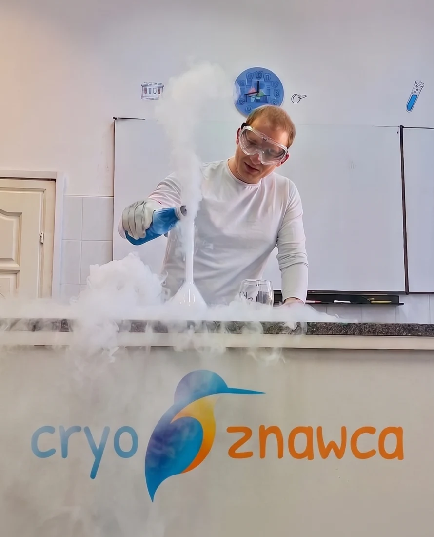 Prowadzący pokaz kriogeniczny z parą ciekłego azotu